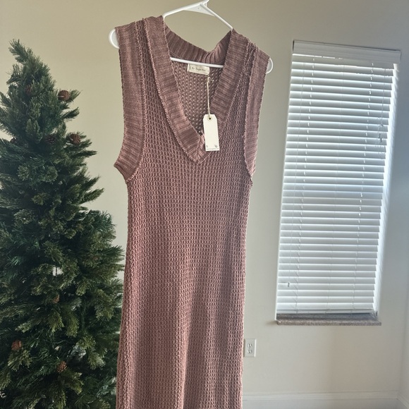New Boutique Sleeveless Sweater Dress. - Picture 4 of 6